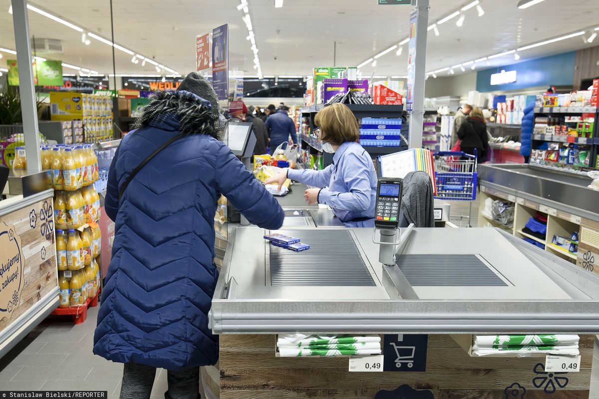 U osób, które mają stały i regularny kontakt z paragonami, w ich moczu wykrywa się wyższe w porównaniu z populacją ogólną stężenie BPA.