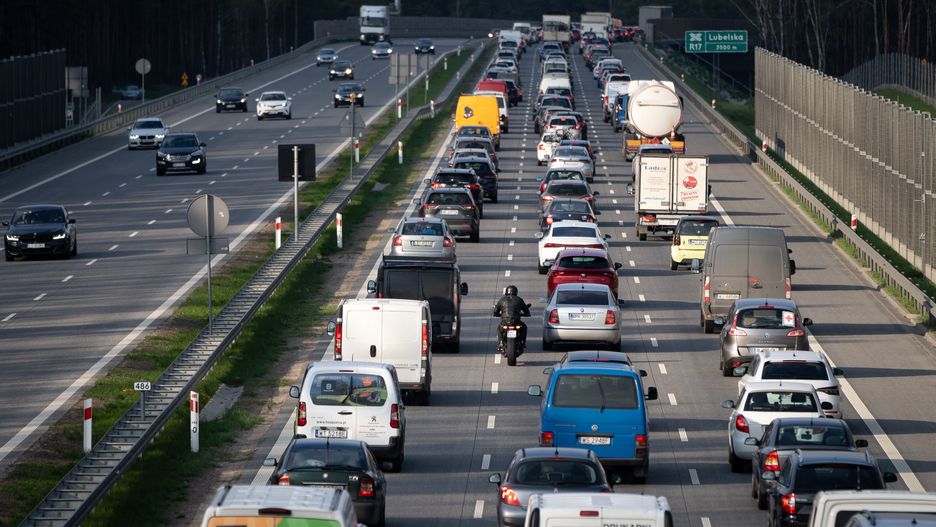 Warszawa, 29.04.2022. Warszawiacy wyjezdzaja na majowke. Wzmozony ruch na drogach wylotowych z miasta; n/z Poludniowa Obwodnica Warszawy (trasa S2), korek przed Węzlem Lubelska (zjazd na S17 na Lublin)