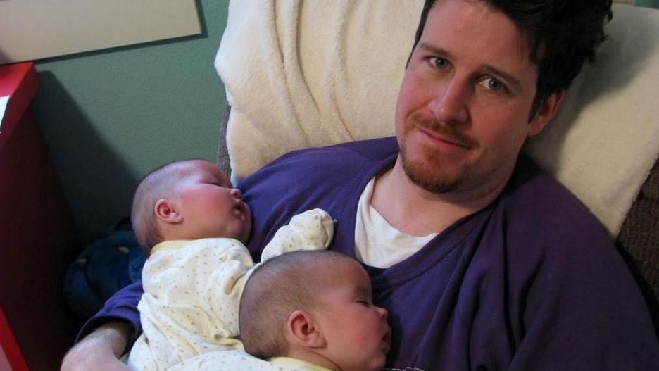 Mężczyzna odnalazł siostrę po prawie 30 latach. "Zaproponowała, że zostanie naszą surogatką. Od razu się zgodziliśmy"