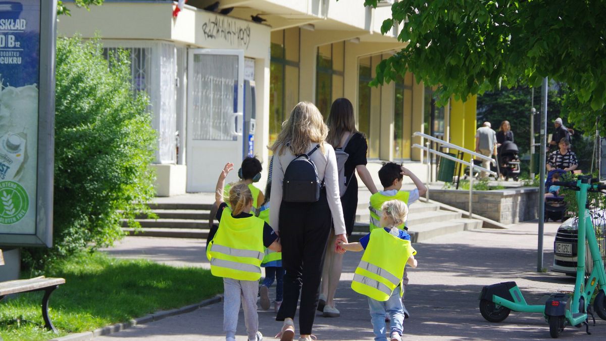 Stock Marek Bazak
PHOTO: ZOFIA I MAREK BAZAK / EAST NEWS Warszawa N/z przedszkolaki na wiosennym spacerze, dzieci ubrane w odblaskowe kamizelki.
ZOFIA BAZAK