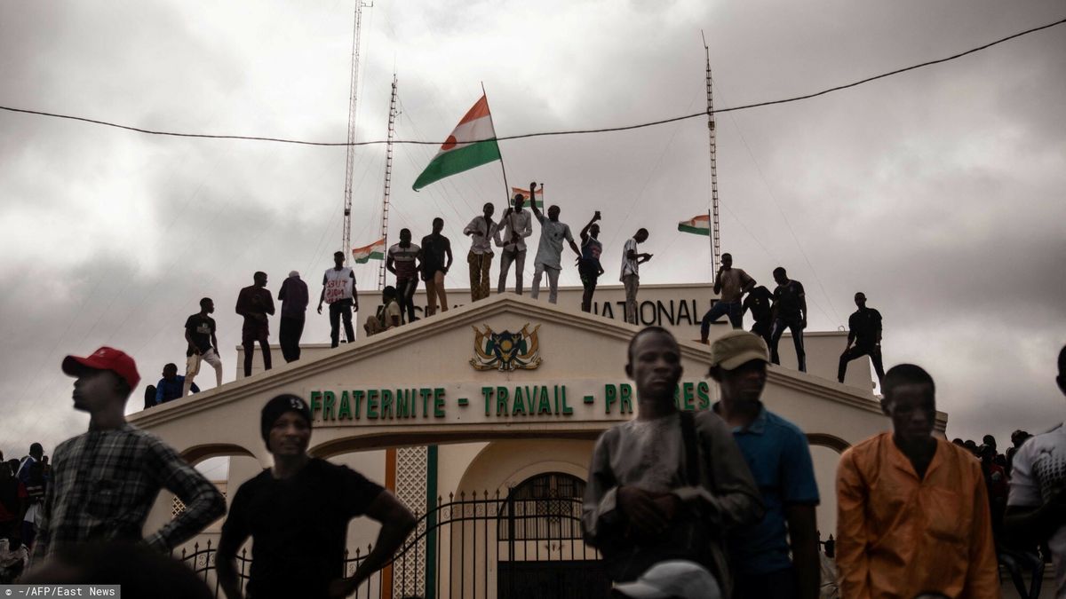Wojskowy przewr�t w Nigrze
Protesters hold a Niger flag during a demonstration on independence day in Niamey on August 3, 2023. Hundreds of people backing the coup in Niger gathered on August 3, 2023 for a mass rally in the capital Niamey with some brandishing giant Russian flags.
The demonstrators converged at Concertation Square in the heart of the city, following a call by a coalition of civil society associations on a day marking the country's 1960 independence from France. (Photo by AFP)
-