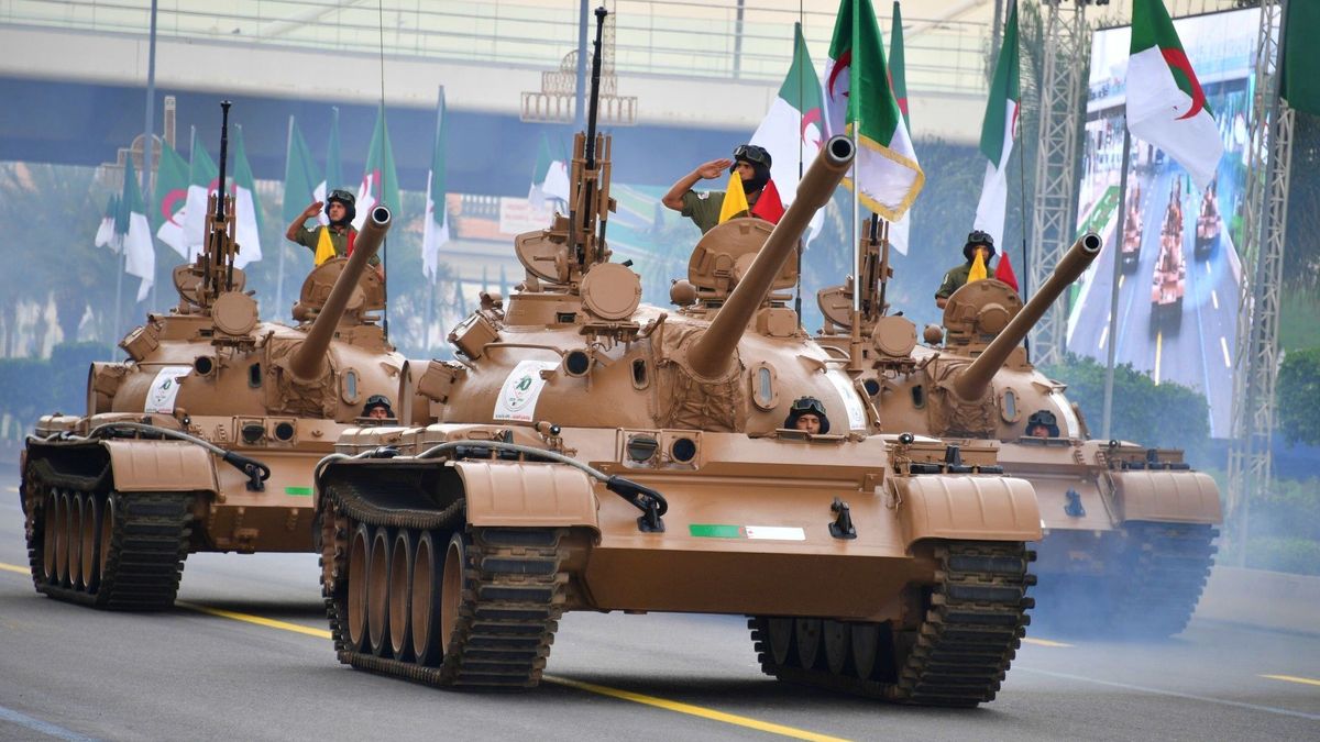 Algierskie czołgi podczas parady, zdjęcie ilustracyjne