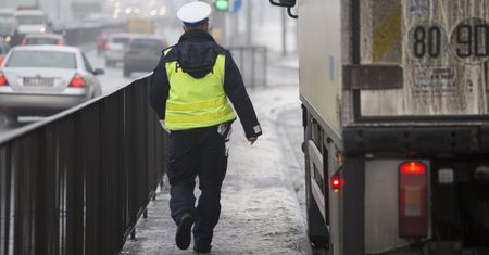 Kierowca ciężarówki zatrzymany za oglądanie filmu dla dorosłych