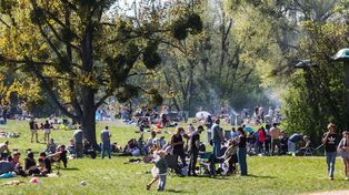 Strzeszynek w Poznaniu pęka w szwach! Piękna pogoda przyciągnęła nad wodę miłośników grillowania. Zobacz zdjęcia!