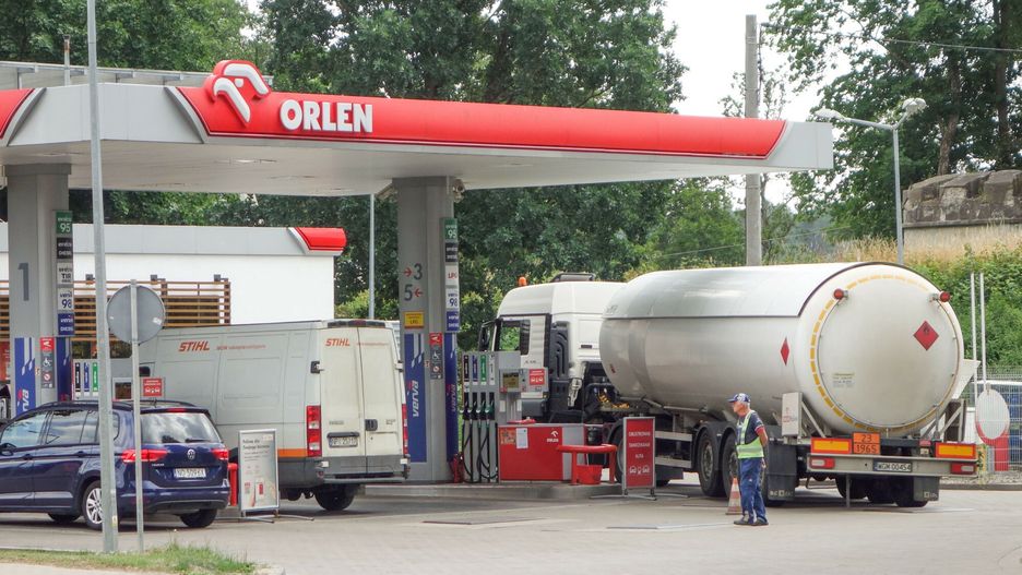 Dziwna sytuacja na stacjach paliw. "Presja na niskie ceny"