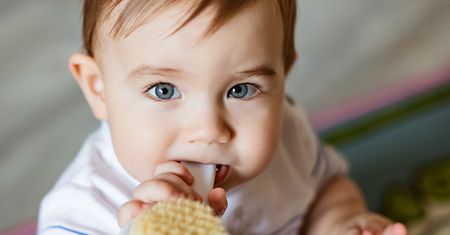 Jak zadbać o włosy malucha? Jak często je myć i jakich kosmetyków używać?