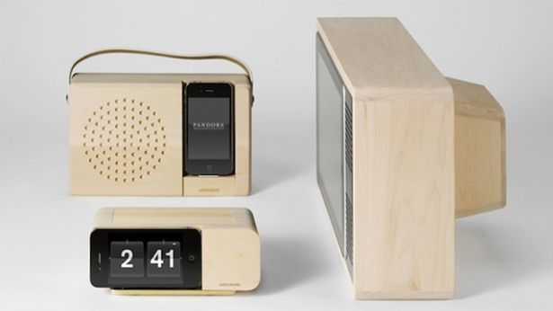 Drewniana stacja dokująca która zamieni twojego iPhone’a w klasyczny budzik