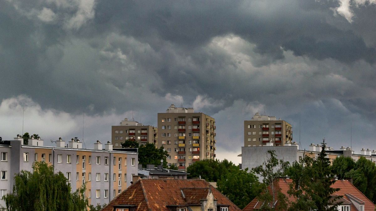 Ulewy w Polsce30.06.2022 Elblag - Gwaltowne zalamanie pogody N/z burzowe chmuryFot. Stanislaw Bielski/REPORTERStanislaw Bielski/REPORTER