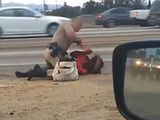 Policjant brutalnie pobił kobietę. Uwaga! Wideo zawiera sceny przemocy