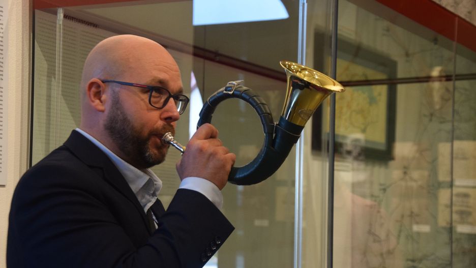 Plessówka w rękach Michała Makowskiego, przewodnika po Muzeum Zamkowym w Pszczynie