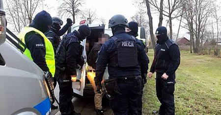 Głodni, wycieńczeni, upchnięci w małym busie. Zdjęcia z Bielska Podlaskiego