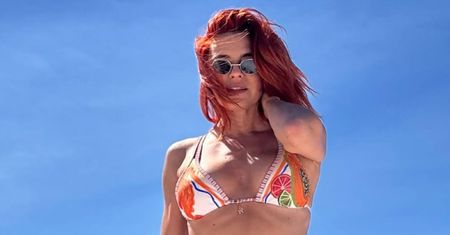 Odziana w bikini Natasza Urbańska prezentuje na plaży płaski brzuch (FOTO)
