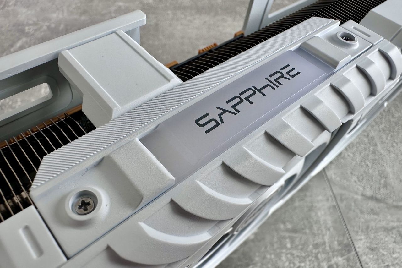 Sapphire Radeon RX 9070 XT - podświetlane logo