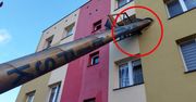 Stalowy komin złamany w pół. Wbił się w okno mieszkania w bloku