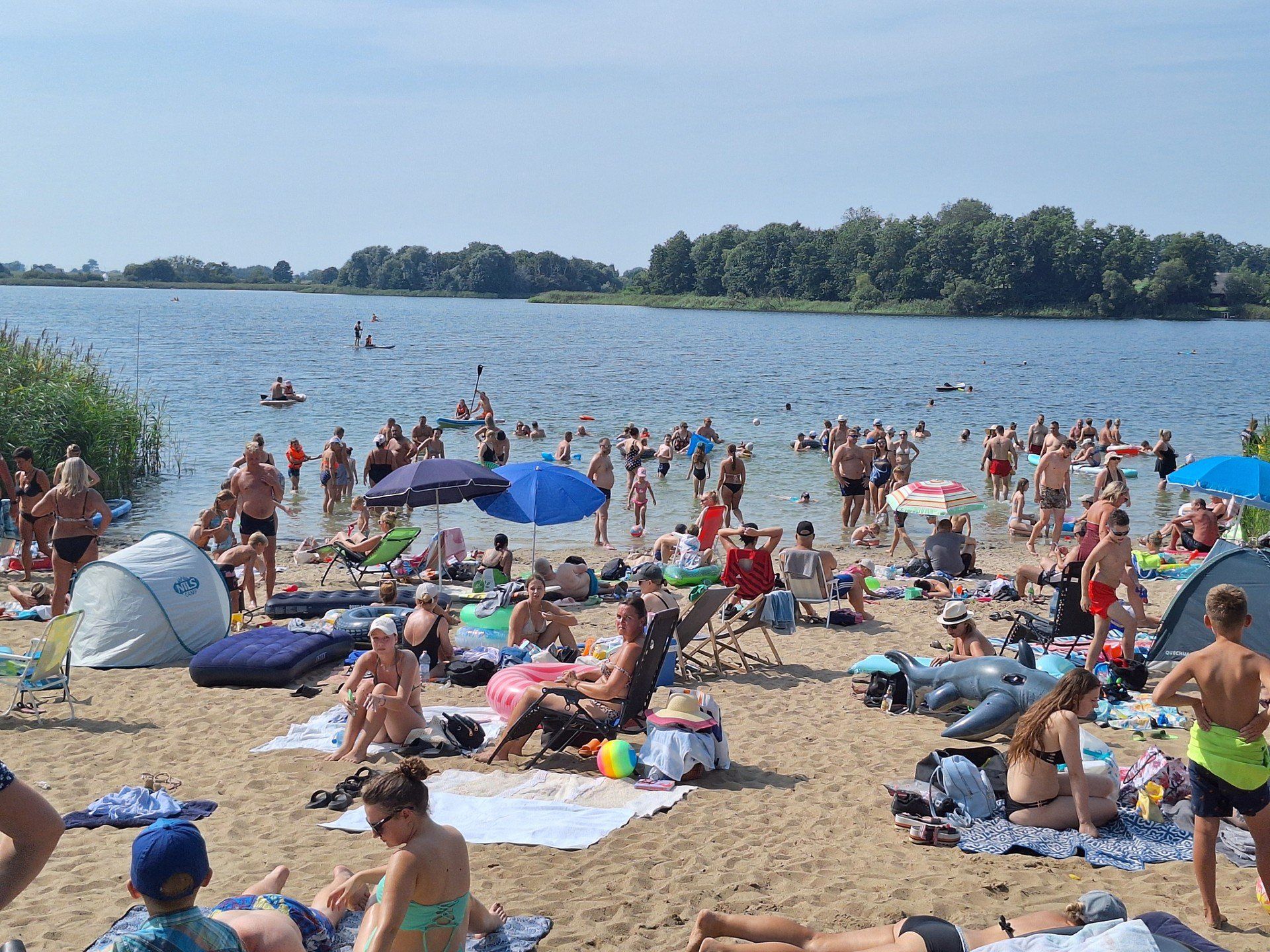 Tłumy plażowiczów nad jeziorem Lednica w Dziekanowicach