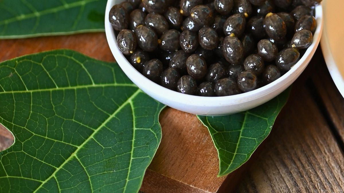 Nasiona papai w białej miseczce