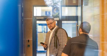 Michał Woś stawia się na komendzie policji. Poseł z dozorem i zakazem kontaktu