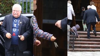 "Miłosierny" Lech Wałęsa wręcza dziecku dziesięciozłotowy banknot, po czym zatapia się w modlitwie (ZDJĘCIA)