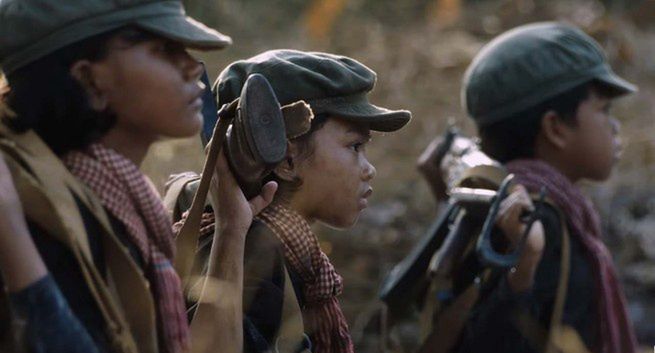 "Najpierw zabili mojego ojca" - Angelina Jolie o życiu w czasach reżimu