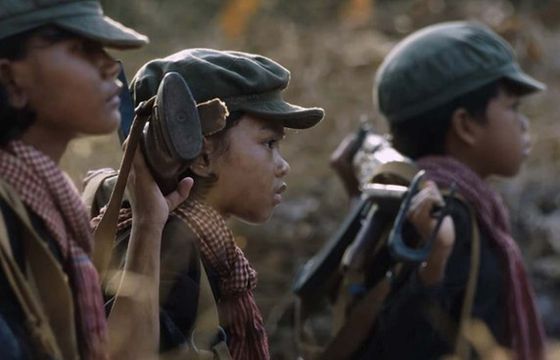 "Najpierw zabili mojego ojca" - Angelina Jolie o życiu w czasach reżimu