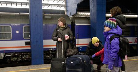 Tysiąc zł za bilety kolejowe dla całej rodziny. "Nie stać mnie. Pojadę starym autem, które dużo pali"