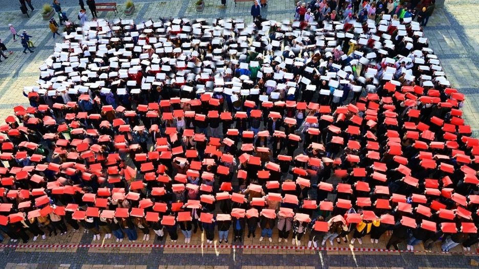 Żywa  flaga na Rynku Starego Miasta w Sandomierzu