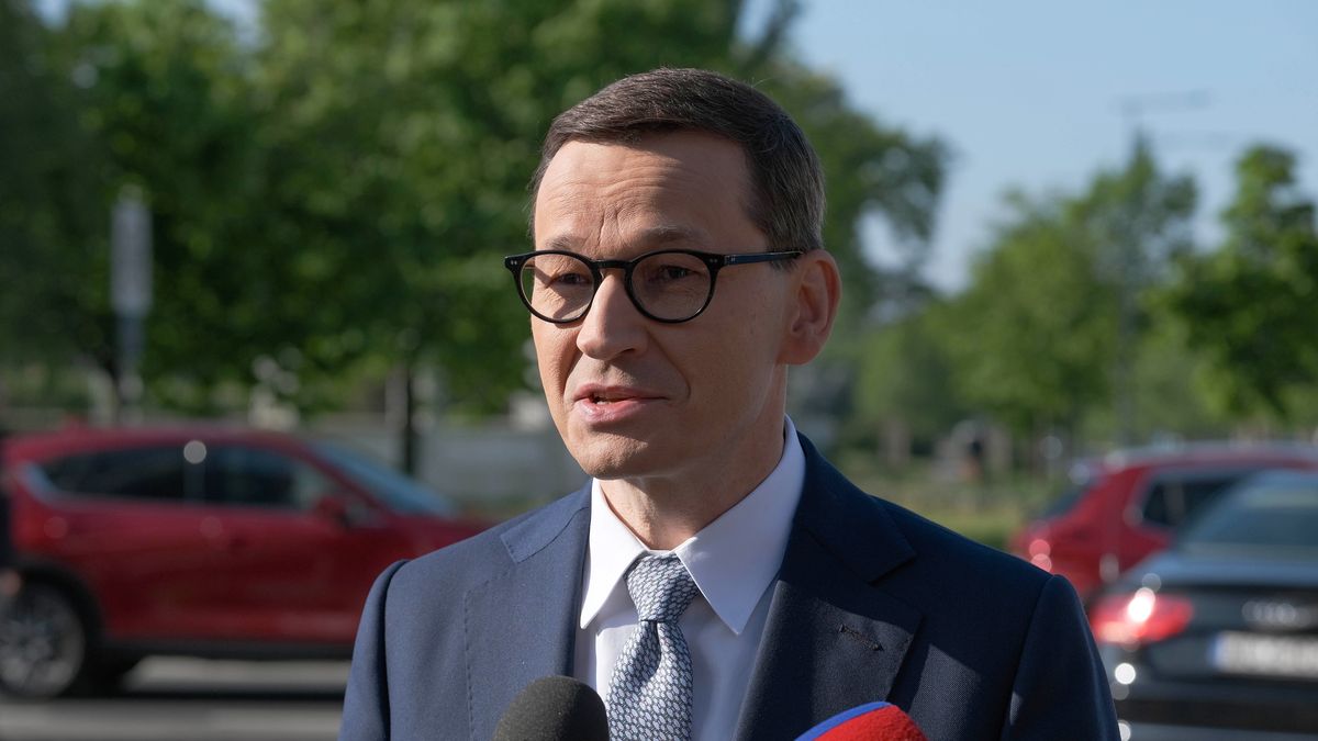 Warszawa, 17.05.2021. Premier Mateusz Morawiecki podczas konferencji prasowej na ulicy Nowogrodzkiej w Warszawie, 17 bm. Szef rządu rusza w trasę po Polsce, by promować Polski Ład - firmowany przez partie tworzące Zjednoczoną Prawicę nowy program społeczno-gospodarczy na okres po pandemii. (kf) PAP/Mateusz Marek