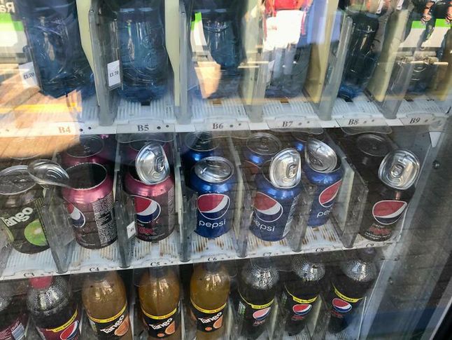 Gorąc rozsadził puszki w automacie z napojami.