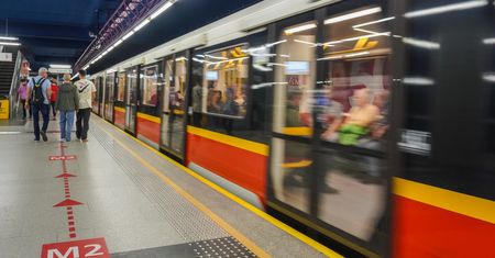 Mężczyzna spadł z peronu metra. Linia M2 kursuje w pętlach
