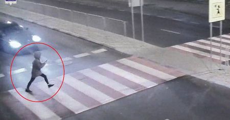 O krok od tragedii! Bez rozglądania weszła na przejście z telefonem w ręku