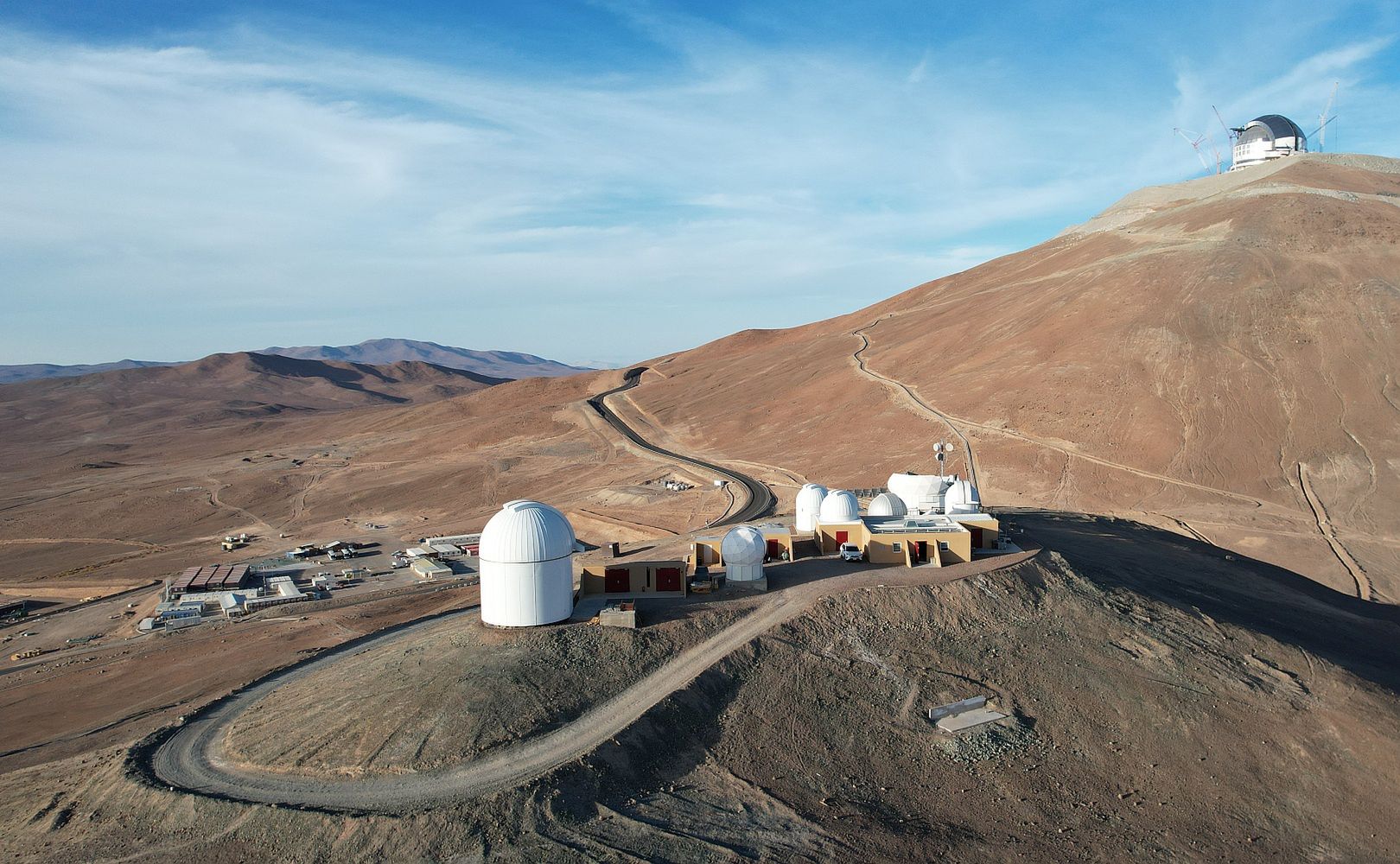 Obserwatorium Cerro Murphy, a w oddali budowa ELT.