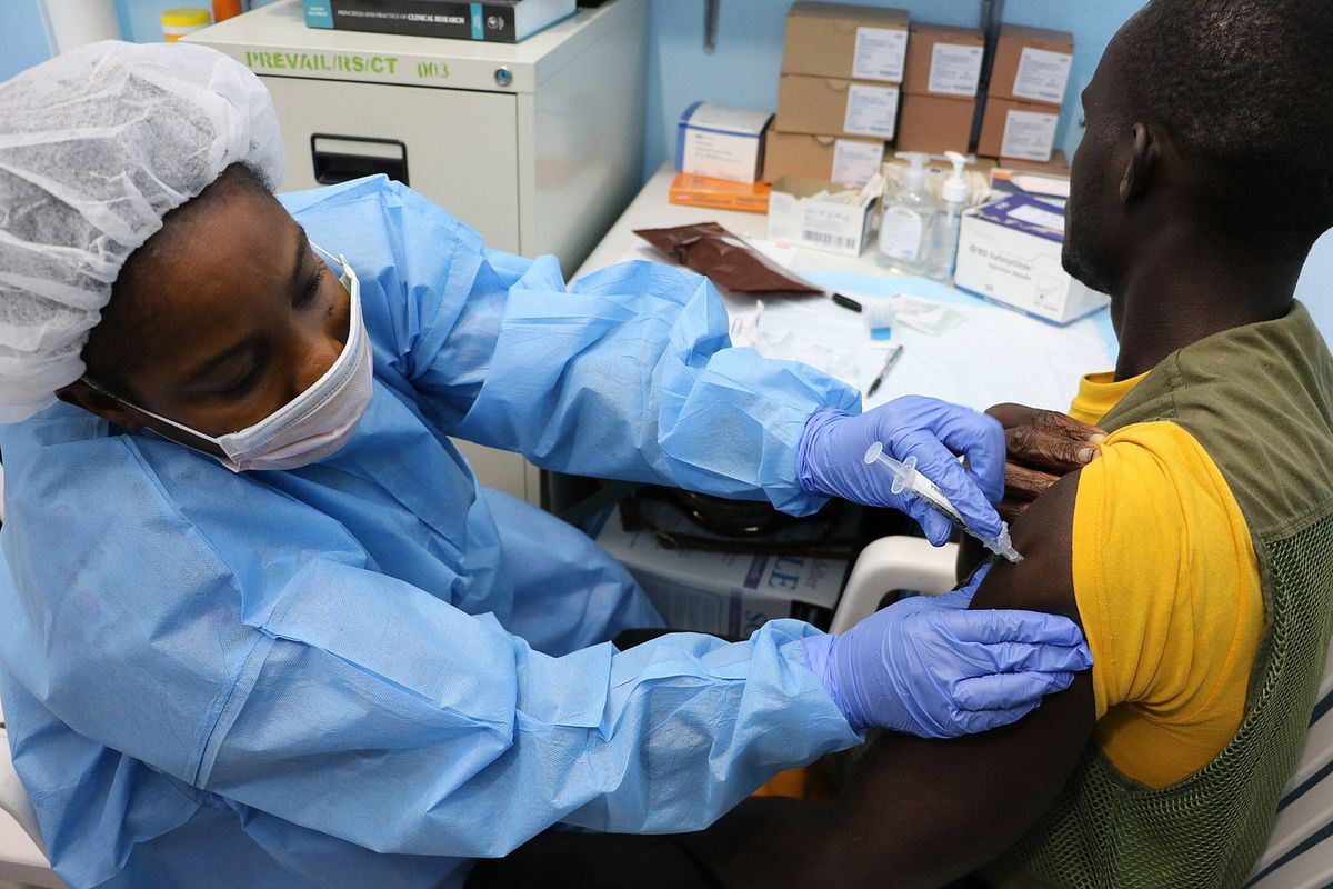 Uganda chce wprowadzić obowiązkowe szczepienia przeciwko COVID-19, a uchylających się karać grzywną lub pozbawieniem wolności (Wikimedia Commons) 