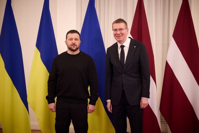Președintele Ucrainei Volodymyr Zelensky și președintele Letoniei Edgars Rinkevich (Foto de președinția ucraineană/Handout/Anadolu prin Getty Images)