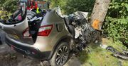 Rodzina rozbiła się o drzewo. Świadek mówi o drodze. "Miejscowi wiedzą"