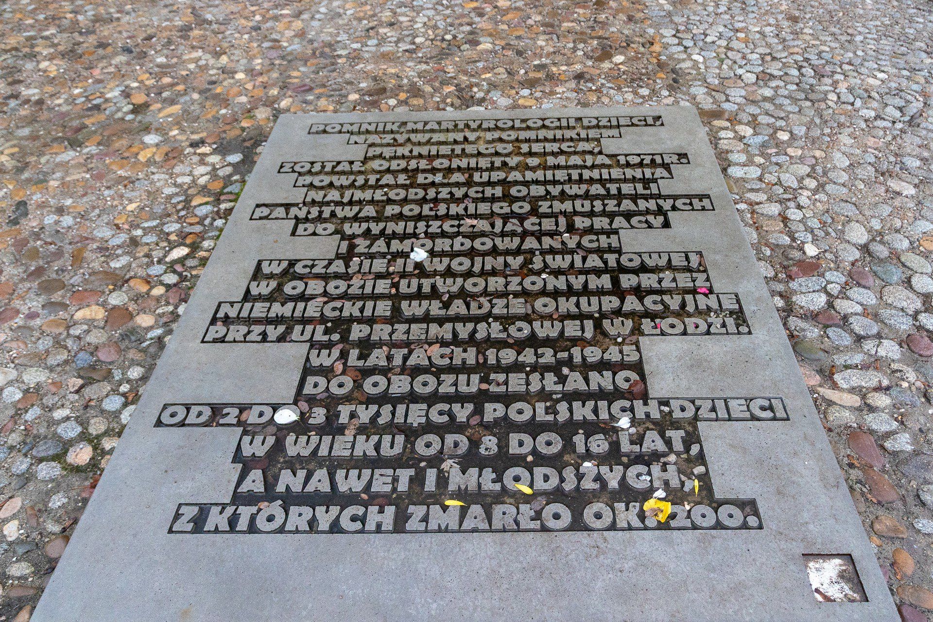 Jedna z kilku tabliczek znajdujących się w parku