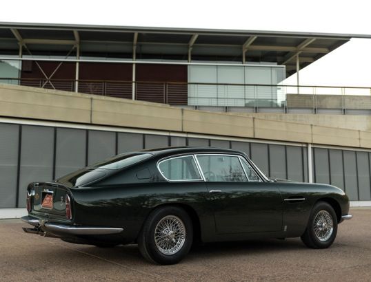 Aston Martin DB6 2