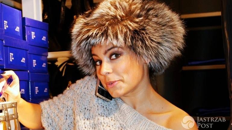 Anna Mucha próbuje zrobić sobie selfie