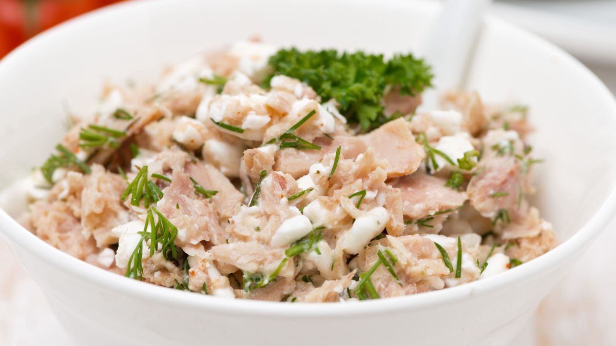 Serek wiejski z tuńczykiem to przepis na szybką przekąskę