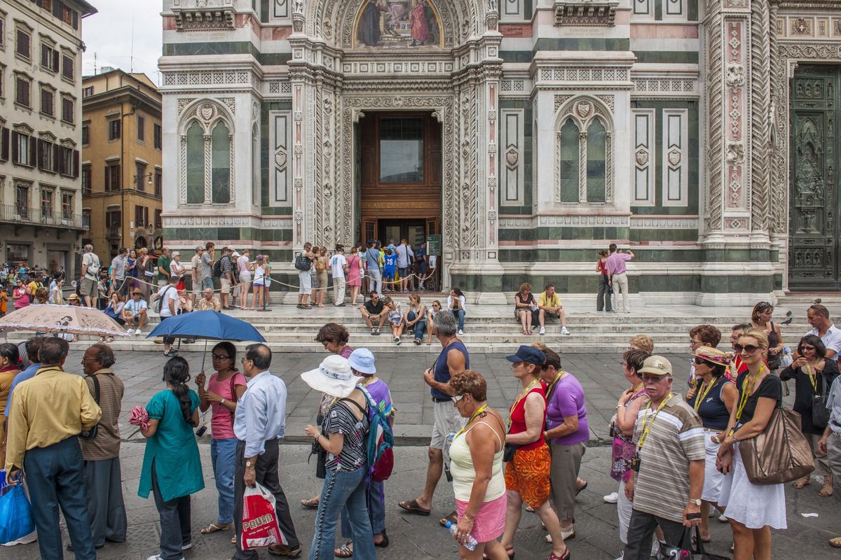Turyści masowo zbierają mandaty w centrum Florencji 