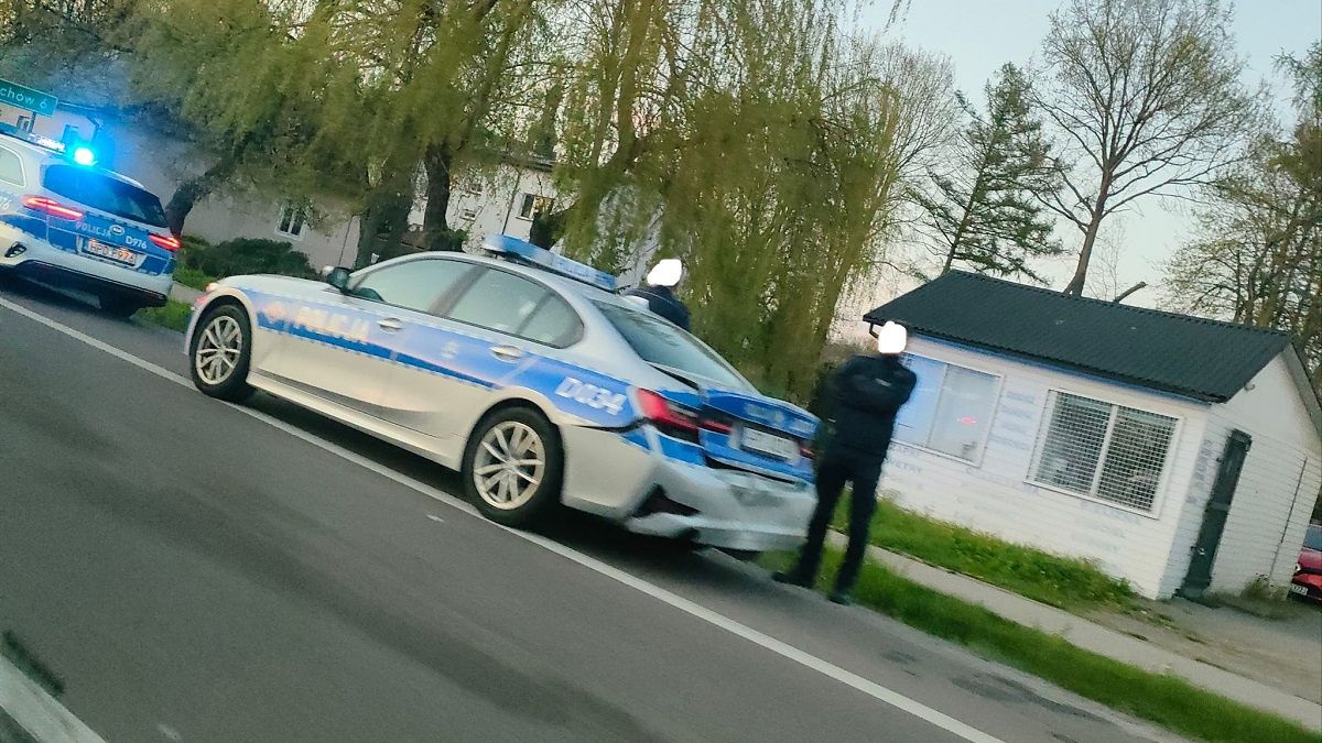 Uszkodzony radiowóz BMW w wyniku uderzenia przez inny samochód