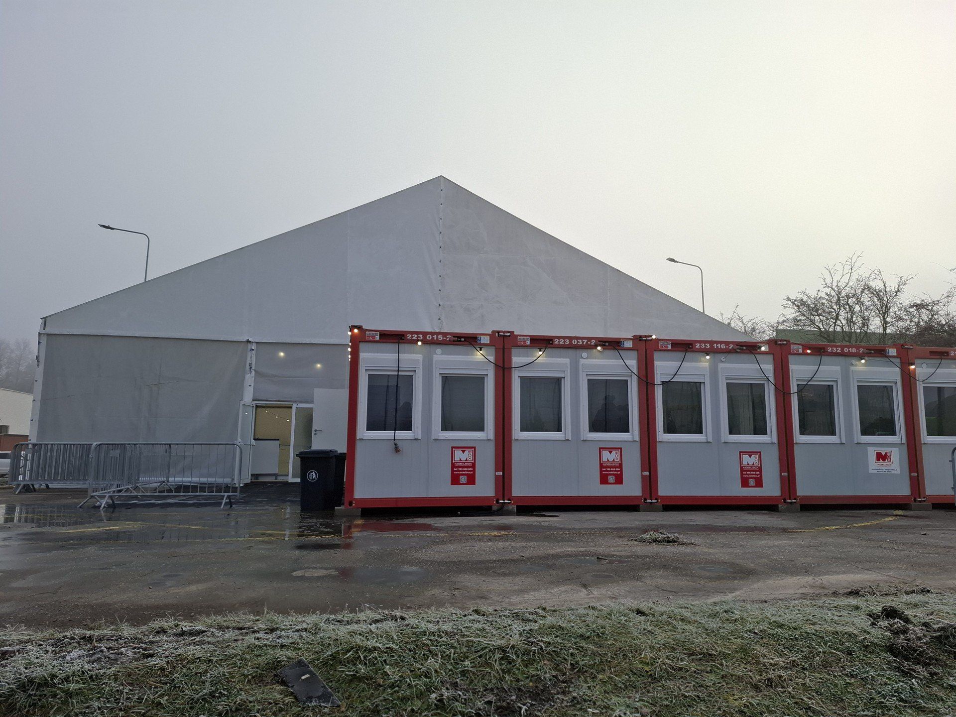 Kryte lodowisko wraz z szatnią i wypożyczalnią znajduje się przy ulicy Szkolnej 14.