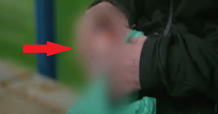 Zauważyli grupkę na przystanku. Nagle wypaliła. "I'm sorry"