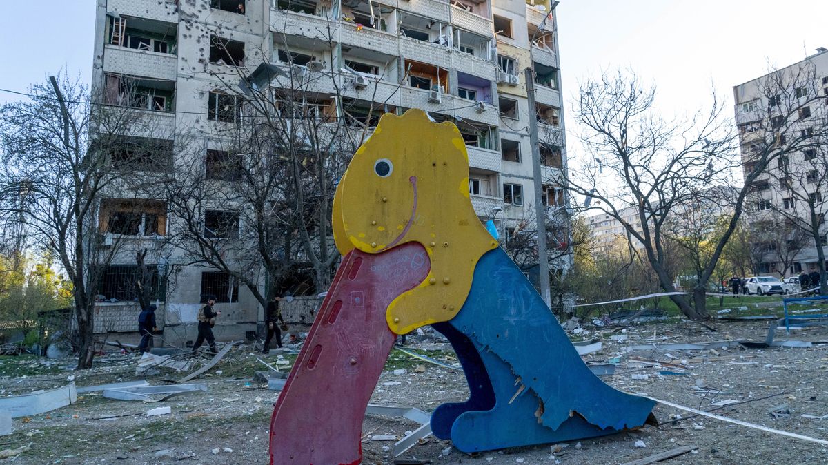 Plac zabaw po wybuchu rosyjskiej rakiety w Charkowie