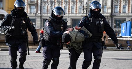 Coraz więcej zatrzymanych w Moskwie. Alarmują ws. poborowych