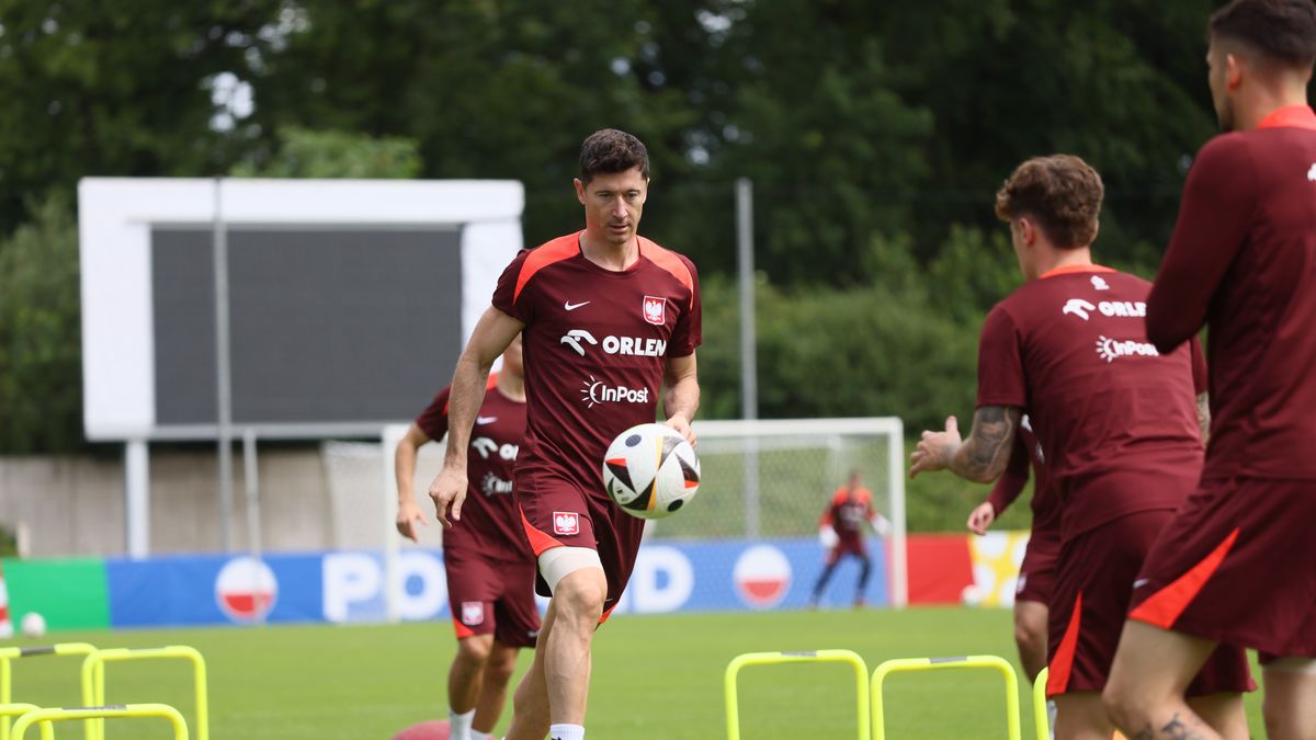 Hanower, Niemcy, 23.06.2024. Piłkarz reprezentacji Polski Robert Lewandowski podczas treningu kadry w Hanowerze, 23 bm. We wtorek, 25 bm. Polacy rozegrają swój trzeci mecz na mistrzostwach Europy w Niemczech. Rywalem Polski w meczu grupy D w Dortmundzie będzie Francja. (mk) PAP/Leszek Szymański