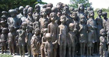 Lidice 1942. Dzieci wyrwane matkom i wysłane na śmierć