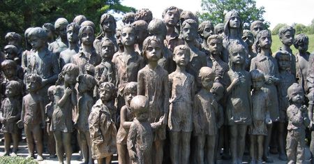 Lidice 1942. Dzieci wyrwane matkom i wysłane na śmierć