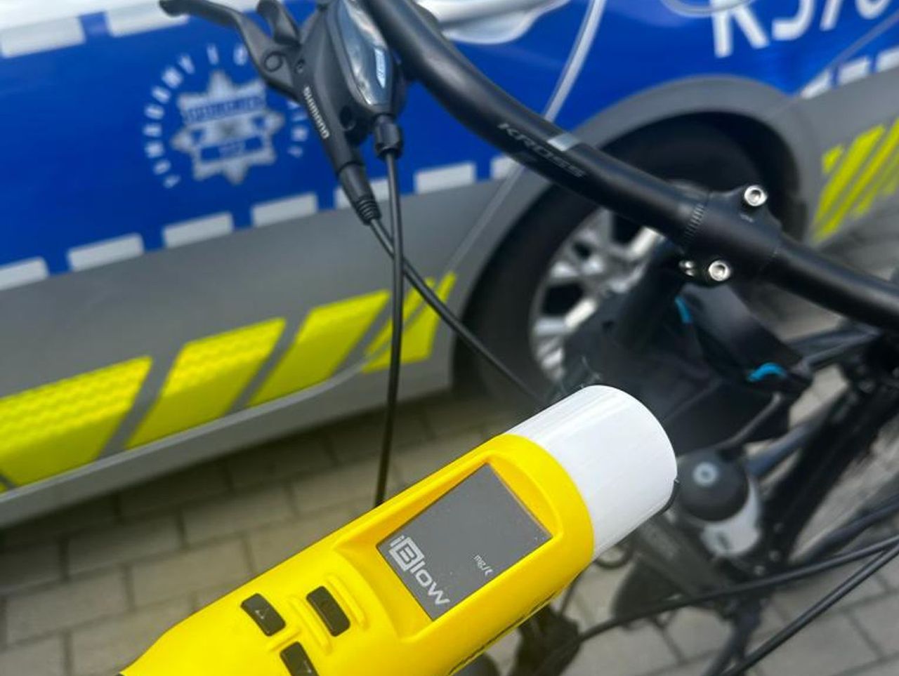 Stalowa Wola: Rozbił szklaną butelkę na oczach policjantów