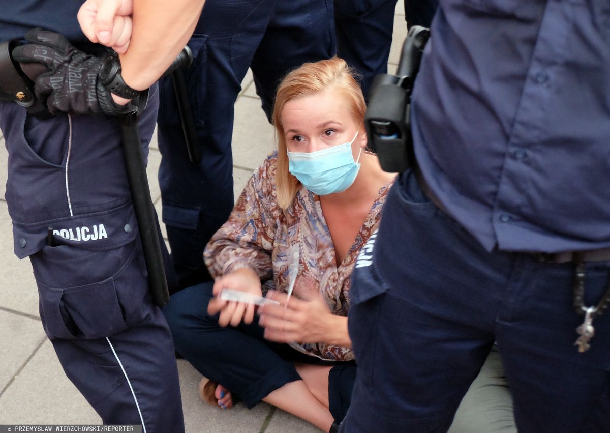 Warszawa. Posłanka KO Magdalena Filiks o akcji policji podczas protestu. "Zostałam uderzona w klatkę piersiową"