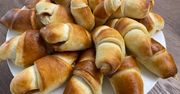 Rogaliki z tego ciasta wychodzą kruche i delikatne. Najlepsze z kultowymi powidłami